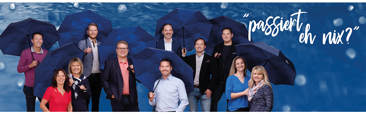 Das Team mit blauen Regenschirmen.