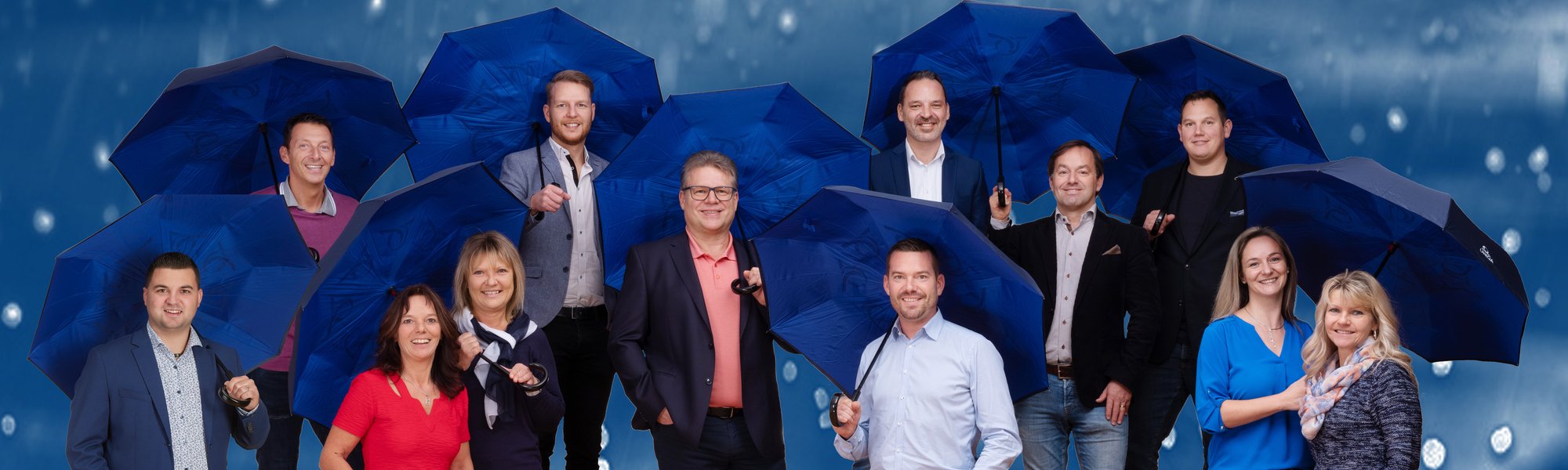 Das Team mit blauen Regenschirmen.